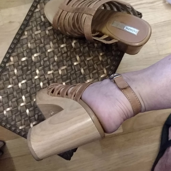 Banana Republic sandals on wooden platform - Picture 11 of 12